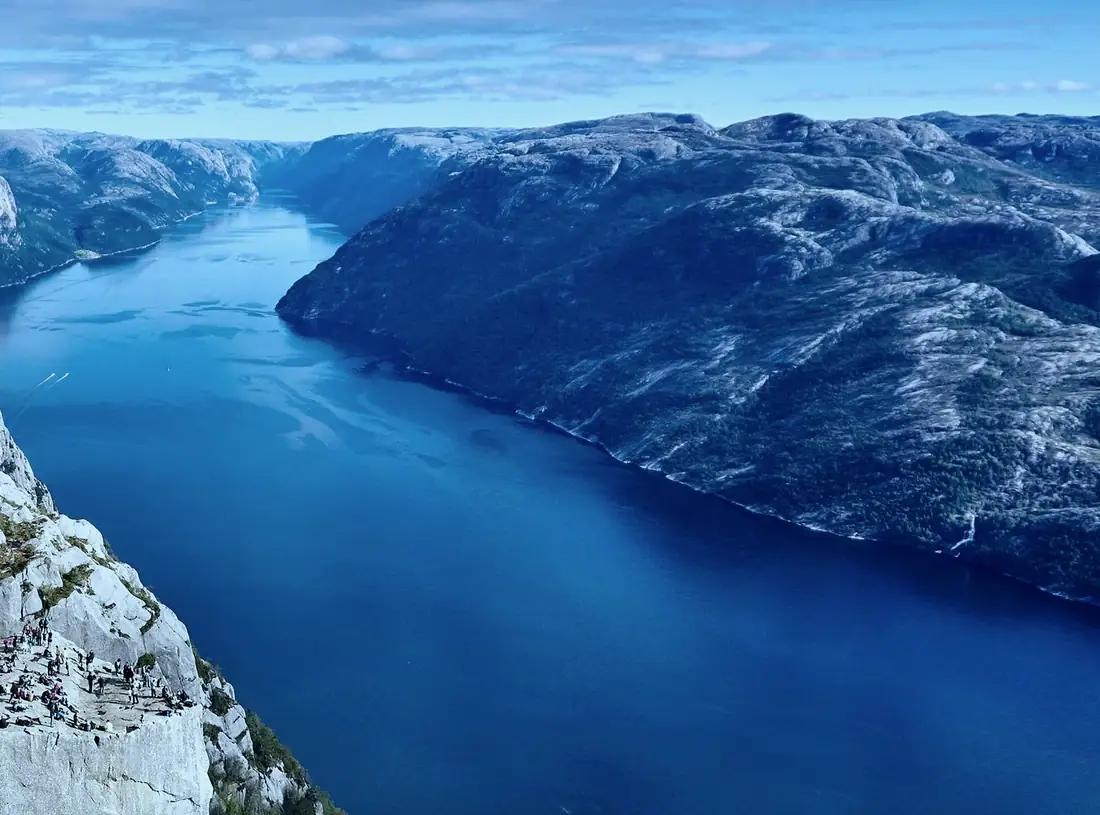 Un fjord norvégien bordé de falaises enneigées